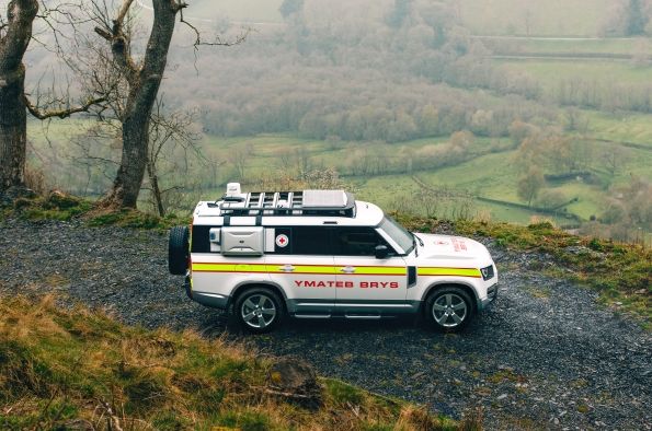 Land Rover Defender 130 Cruz Roja Británica 3