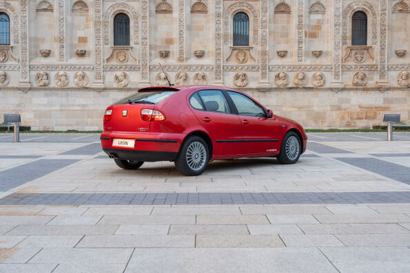 SEAT León 25 años 3