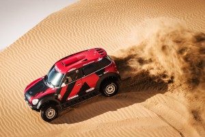Mikko Hirvonen al Dakar 2016 MINI en las dunas