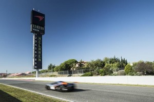 McLaren P1 GTR Barcelona coche en recta