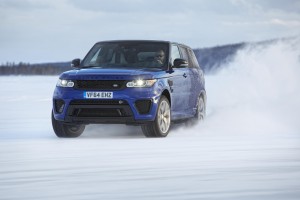 Range Rover SVR en lago helado en Suecia