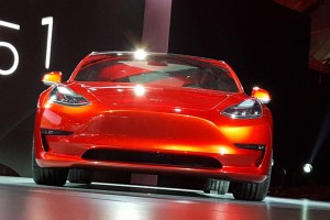 Tesla Model 3 frontal rojo