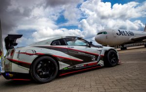 Drifting récord Guinness Nissan GTR Nismo vista con avión