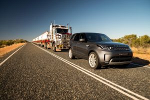 Land Rover Discovery tirando de camiones en Australia